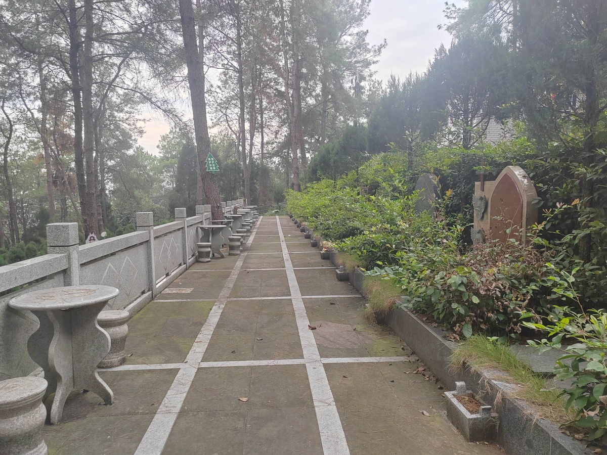 龙居山陵园，山水景观