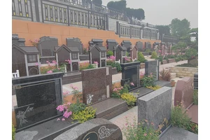 青山藏忠骨，碧水寄哀思